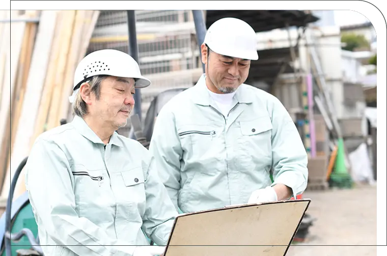 現場で打ち合わせをする社員